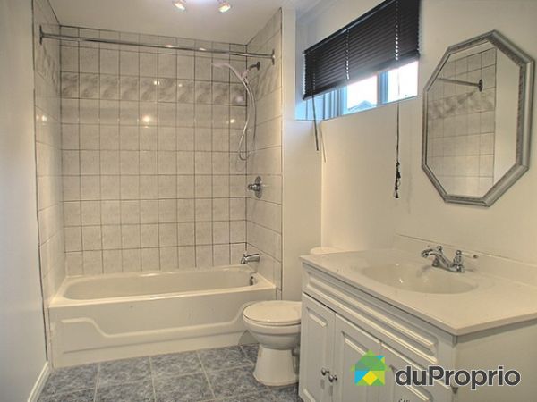 Salle de bain sous-sol - Voici la chambre de bain du logement. Elle comprend une prise pour la laveuse et une pour la s&egrave;cheuse. 