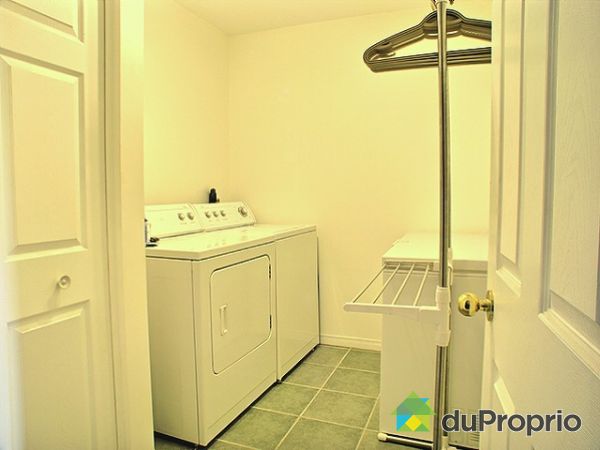 Salle de lavage - La salle de lavage comprend suffisament d'espace pour y installer un cong&eacute;lateur et plus. De plus, le garde-robe &agrave; l'int&eacute;rieur est une solution pratique de rangement. 