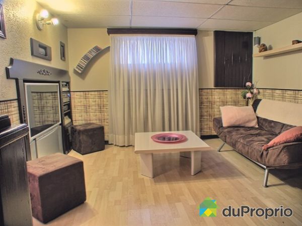 Salle de t�l�vision - Une portion du sous-sol est occup&eacute;e par le garage et l'autre portion est am&eacute;nag&eacute;e en cin&eacute;ma-maison et bureau.  Cette pi&egrave;ce peut &ecirc;tre convertie en 3e chambre &agrave; coucher au besoin. Le t&eacute;l&eacute;viseur encastr&eacute; sera laiss&eacute; sur place.