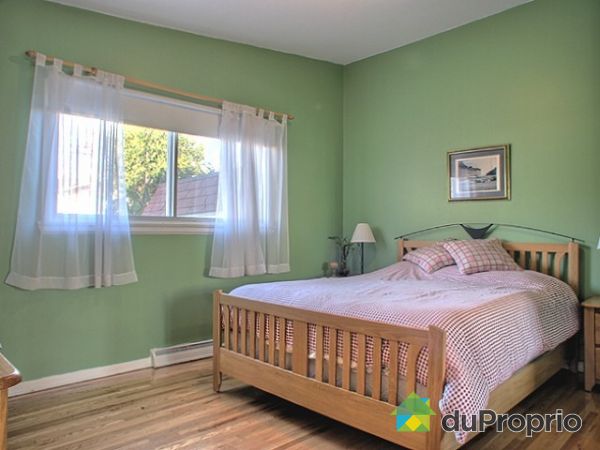 Chambre - Garde-robe double am&eacute;nager avec syst&ecirc;me de rangement.