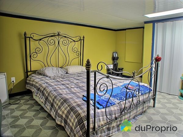 Chambre du sous-sol - pi&egrave;ce sans fen&ecirc;tre. Peu &ecirc;tre consid&eacute;r&eacute; comme 3e chambre ou atelier
10 x 15 pi.
