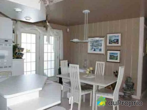 Salle � manger - air ouverte sur la cuisine et le salon surbaiss&eacute;.