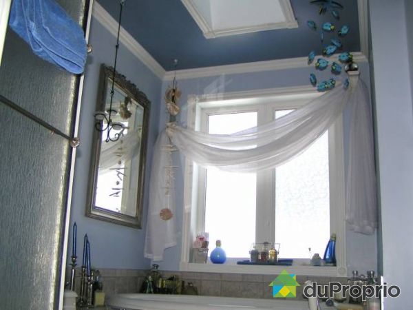 Salle de bain - Bain th&eacute;rapeutique + tourbillon, douche en coin de 38x38 avec r&eacute;gulateur de pression.  Armoires en stratifi&eacute; blanc. Puits de lumi&egrave;re au plafond...pi&egrave;ce tr&egrave;s clair