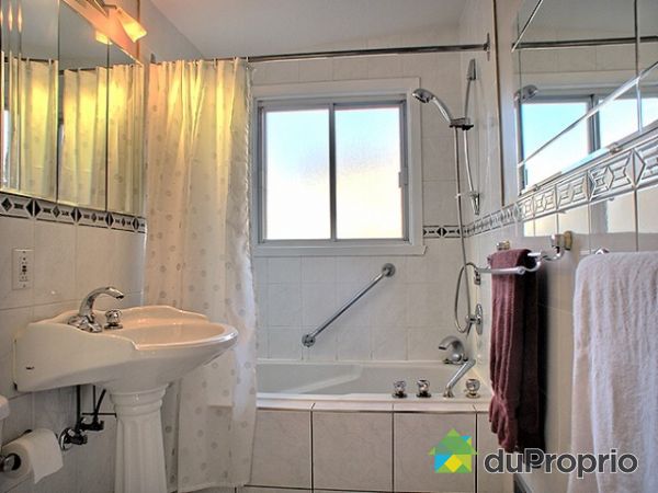Salle de bain - Tr&egrave;s fonctionnelle et c&eacute;ramiques au murs et plancher