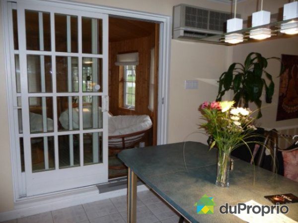 Salle de s�jour - tourelle 10 x 10 .   3 calorif&egrave;res ,lumi&egrave;res ind&eacute;pendantes. 4 saisons