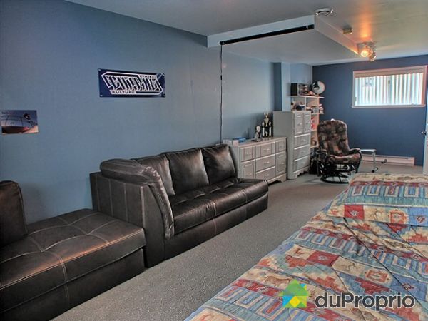Salle familiale - Salle familiale de 28 x 12 (ou possibilit&eacute; de chambre additionnelle)
