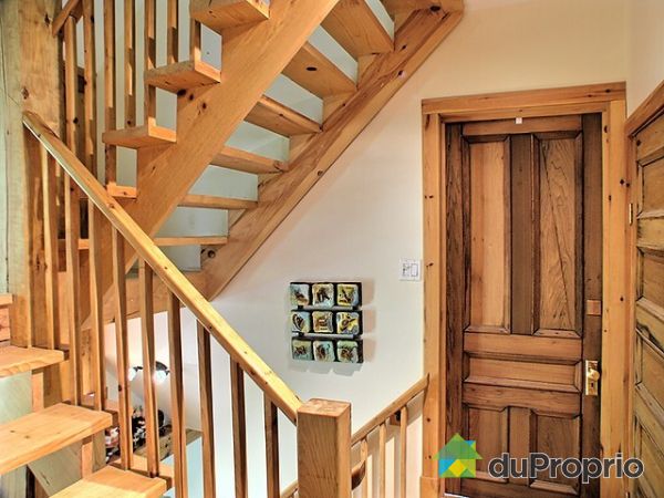 Escalier - Les portes int&eacute;rieures sont des antiquit&eacute;s qui ont &eacute;t&eacute; d&eacute;cap&eacute;es. Beaucoup de boiseries.