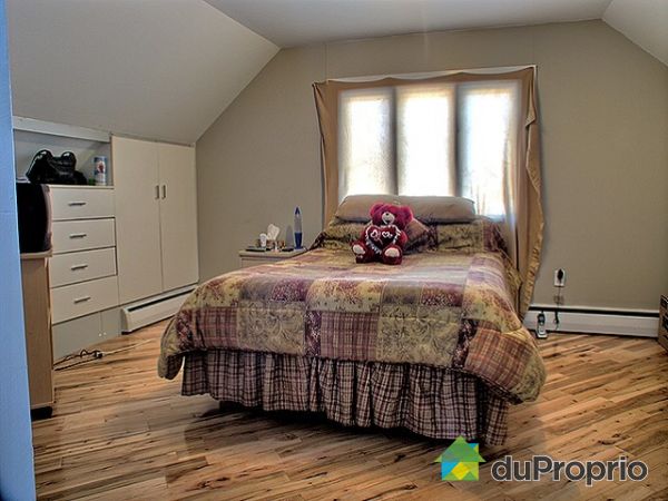 Logement 1 - P;acher de bois franc &agrave; l'&eacute;tage, chambre des maitres poss&egrave;de des meubles qui sont fix&eacute;s au murs.