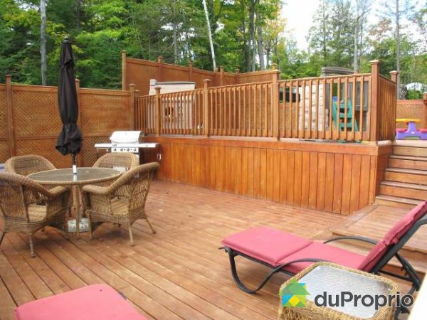 Patio - Terrasse double en bois trait&eacute;es, vue sur le lac. 