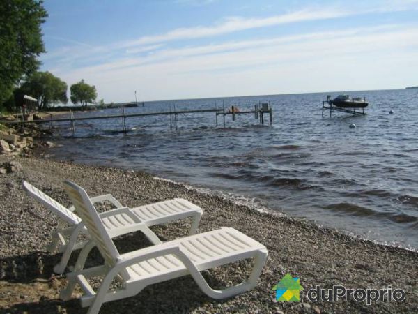 Plage - Plage priv&eacute;e permettant la baignade et les sports nautiques.