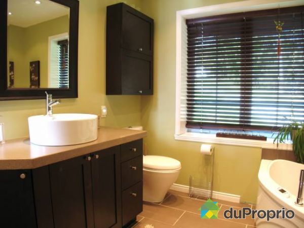Salle de bain - Bain Ultra thermomasseur, grande douche, comptoir en b&eacute;ton,  meubles en bois, plancher en c&eacute;ramique.