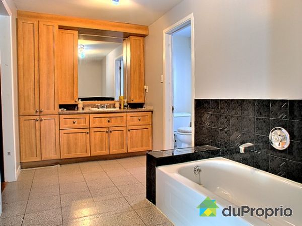 Salle de bain - Nouvelles armoires dans la salle de bain, refait en m&ecirc;me temps que les armoires de cuisine il y a moins d'un an.
