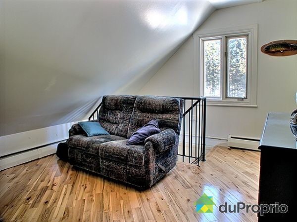S�jour - Petit boudoir ou s&eacute;jour pour poste internet ou petit salon &agrave; l'&eacute;tage. Plancher bois franc.
