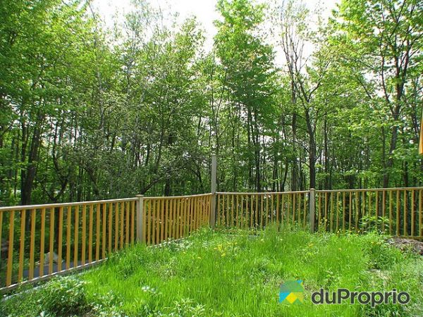 Terrasse - Toit v&eacute;g&eacute;tal au premier &eacute;tage. Potager &agrave; l'abri des animaux gourmands.