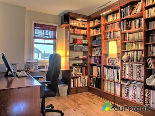 Bureau - Biblioth&egrave;que et bureau sont inclus dans la vente. Ils peuvent toutefois facilement &ecirc;tre d&eacute;mont&eacute; pour que la pi&egrave;ce devienne une chambre.