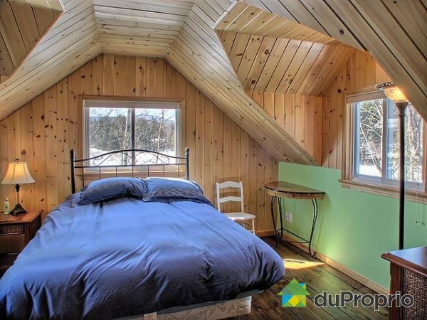 Chambre 1 - Grande chambre avec 2 lucarnes et 3 fen&ecirc;tres.