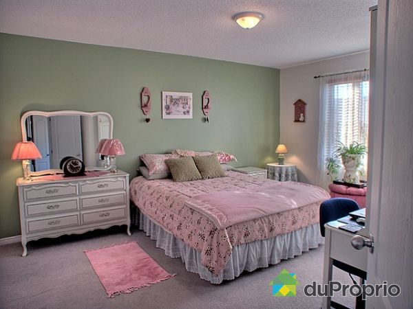 Chambre 1 - Garde robe double, chambre tr&egrave;s &eacute;clair&eacute;e.