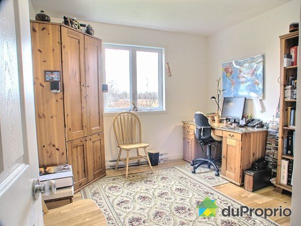 Chambre 2 - Vue panoramique
Plancher en merisier
Grand garde robe
Utilis&eacute;e comme bureau