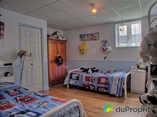 Chambre 3 - Que dire de cette autre grande chambre au sous-sol offrant plusieurs possibilit&eacute;s.