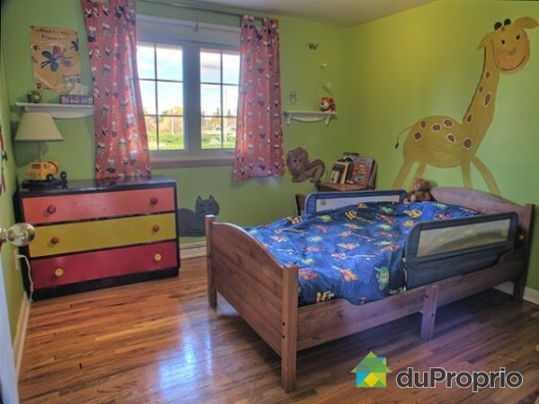 Chambre 3 - Une belle chambre avec plancher de bois franc.