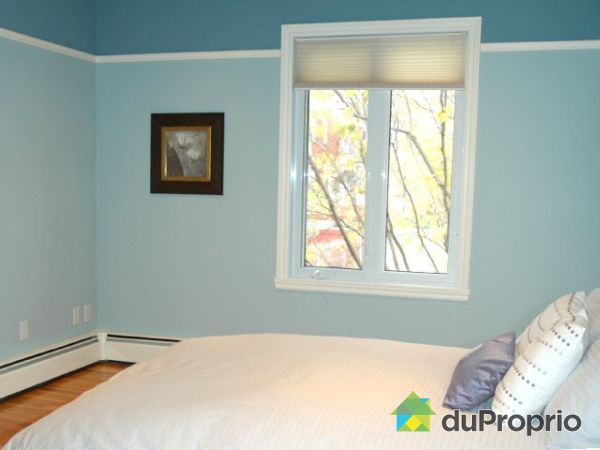 Chambre - Plancher bois franc.