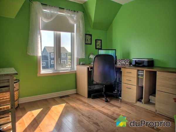Chambre - lumineuse, et de bonne grandeur. Pr&eacute;sentement am&eacute;nag&eacute;e en bureau, mais tr&egrave;s logeable pour une chambre secondaire