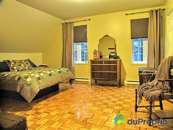 Chambre - Une belle et grande chambre des ma&icirc;tres avec 2 immenses garde-robes!