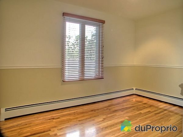Chambre - Plancher bois franc.