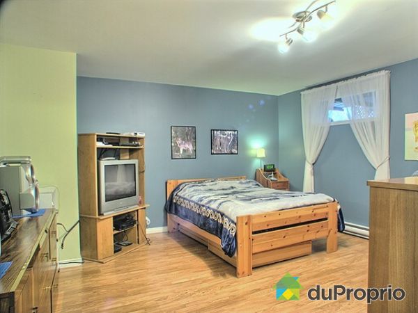 Chambre du sous-sol - Plancher flottant
Plafond lisse
Tr&egrave;s spacieuse avec grand garde robe