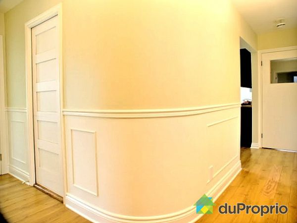 Corridor - Mur arrondi. Caissons. Plancher lamin&eacute;.