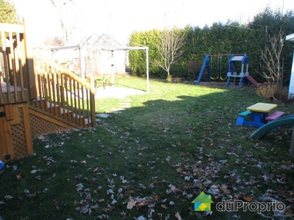 Cour arri&egrave;re - Cour compl&egrave;tement am&eacute;nag&eacute;e, nouveau balcon et gazebo inclus