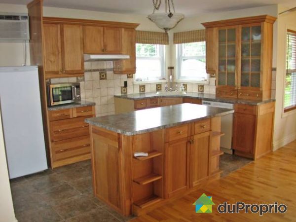 Cuisine - garde-manger style walk-in inclus dans la cuisine pour en augmenter le rangement 
Fenestration en coin.