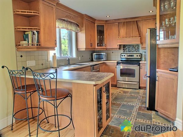 Cuisine - Plancher d'ardoise et armoires en bois