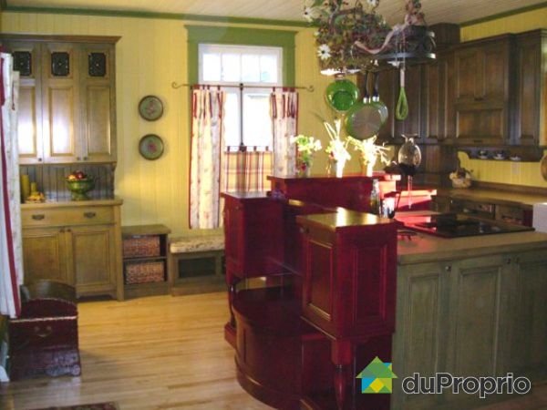 Cuisine - Armoires en merisier glaz&eacute; avec beaucoup de rangement et accessoires.