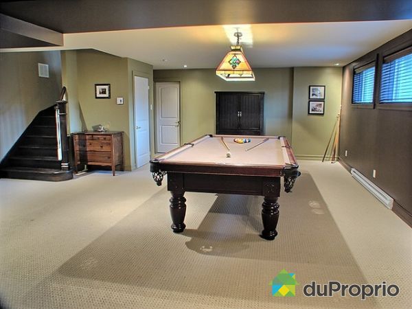 Sous-sol - Salle de billard et bar + un cin&eacute;ma maison 30 x 33 (pied)