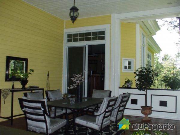 Veranda - Veranda ext&eacute;rieur de 15 x 18 d&eacute;cor&eacute;e avec go&ucirc;t.