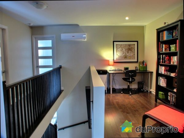 2e &eacute;tage - Unit&eacute; de centre avec 3 chambres &agrave; coucher, offre un magnifique espace pour bureau, salle de jeu ou coin lecture.