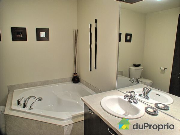 Salle de bain - Salle de bain avec bain podium 2 places, douche en coin ind&eacute;pendante, grande lingerie.