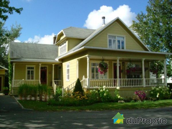 Fa�ade en �t� - Maison avec v&eacute;randa en fa&ccedil;ade.
