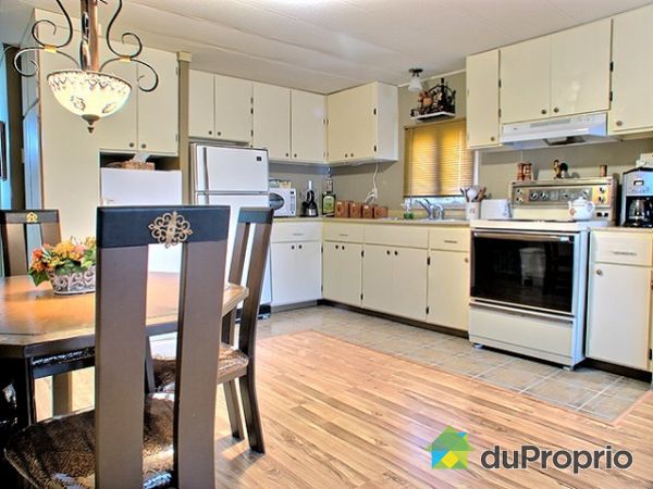 Cuisine - Des armoires et un grand garde-manger ont &eacute;t&eacute; ajout&eacute;s.