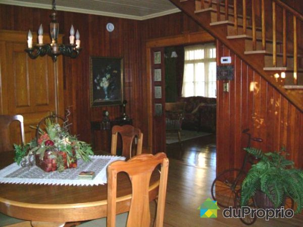 Salle � manger - Grande salle &agrave; manger avec  porte patio donnant sur la terrasse.