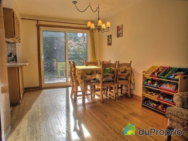 Salle � manger - Une salle &agrave; manger tr&egrave;s conviviale, aire ouverte sur le salon et la cuisine. Elle poss&egrave;de une porte patio Energy Star neuve donnant sur la cour.