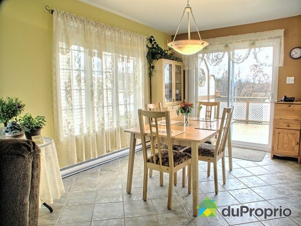Salle � manger - Plancher en c&eacute;ramique
Beaucoup de lumi&egrave;re toute  la journ&eacute;e
Acc&egrave;s facile pour repas sur le patio gr&acirc;ce &agrave; une porte patio de 6 pieds