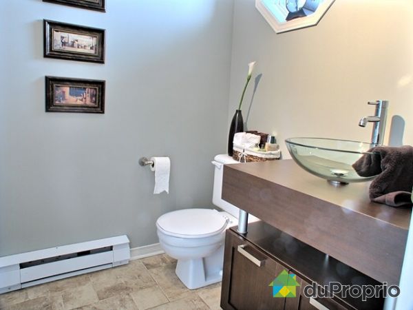 Salle d'eau - Sallle d'eau contemporaine.  Vanit&eacute; personnalis&eacute;e au go&ucirc;t du jour!