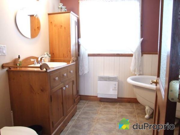 Salle de bain - Salle de bain priv&eacute;, accessible par la chambre des ma&icirc;tres seulement. Douche en coin (c&eacute;ramique et vitre, 38 pouces X 38 pouces). Bain sur pattes. Au  RC il y a aussi  une salle d'eau avec entr&eacute;e de  laveuse et s&eacute;cheuse.