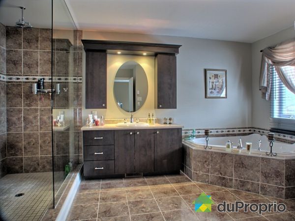 Salle de bain - salle de bain tr&egrave;s luxueuse avec bain tourbillon et grande douche en c&eacute;ramique et vitr&eacute; avec haut parleur au plafond