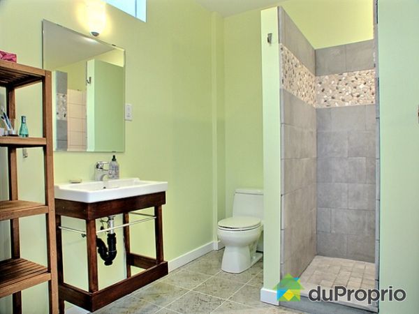 Salle de bain - Salle de bain d'amis. Plancher chauffant en pierre. Douche en pierre. Salle de lavage avec rangements et table &agrave; repasser en prolongement (&agrave; droite).
