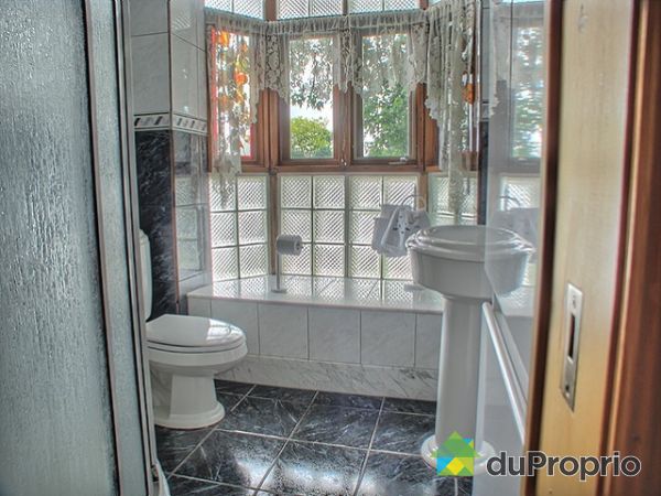 Salle de bain - SALLE DE BAIN DU 2I&Egrave;ME &Eacute;TAGE, BIEN &Eacute;CLAIR&Eacute;E