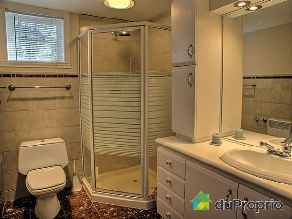 Salle de bain - 6p x 8p2p
(1.83m x 2.49m)
Douche en coin avec murs en c&eacute;ramique. Plancher de marbre. Cabinetterie en stratifi&eacute; allemand. Toilette &agrave; d&eacute;bit contr&ocirc;l&eacute;, lavabo porcelaine. Convectair.