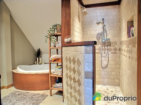Salle de bain - Salle de bain enti&egrave;rement r&eacute;nov&eacute;e de marbre et d'acajou africain. Douche spacieuse de marbre et bain double.
